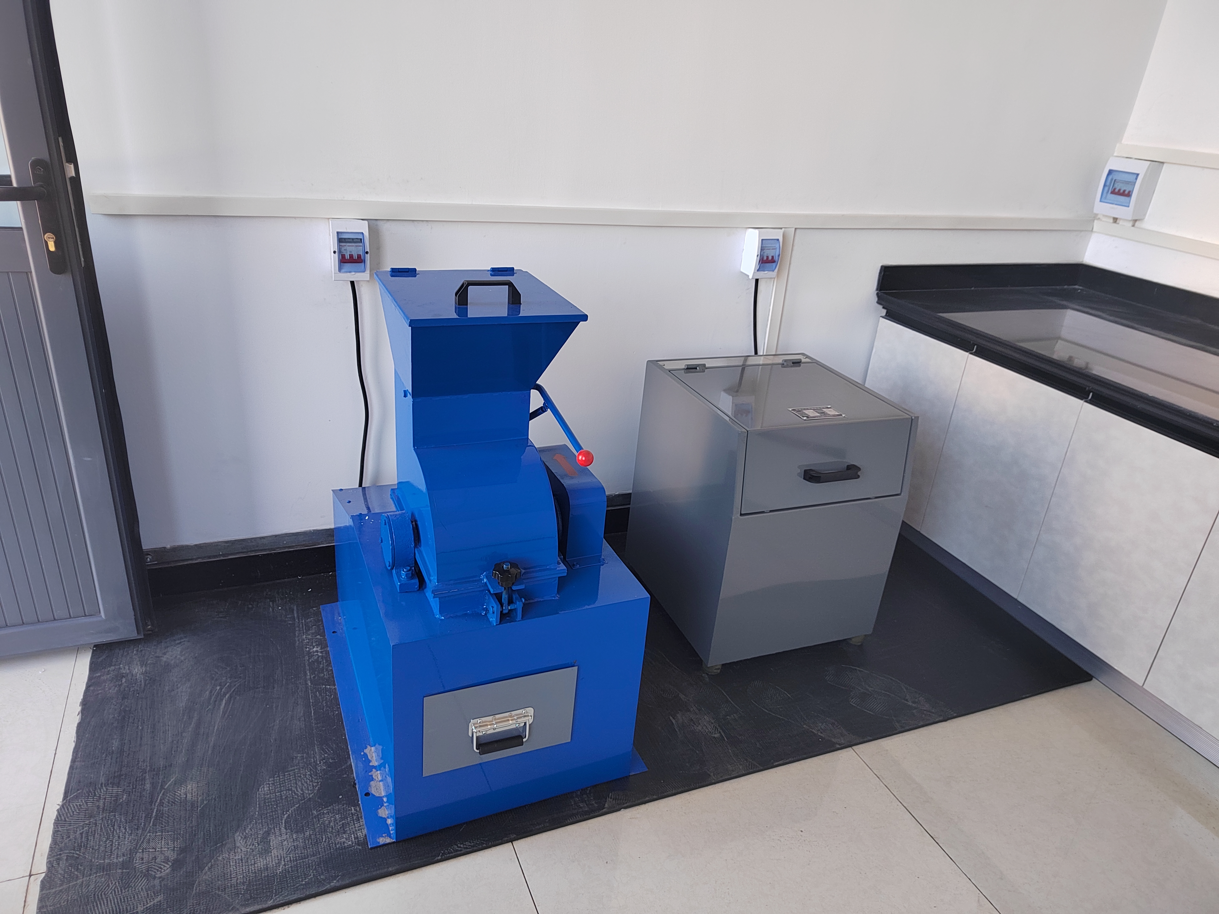 全密封錘式縮分破碎機工作原理和結構